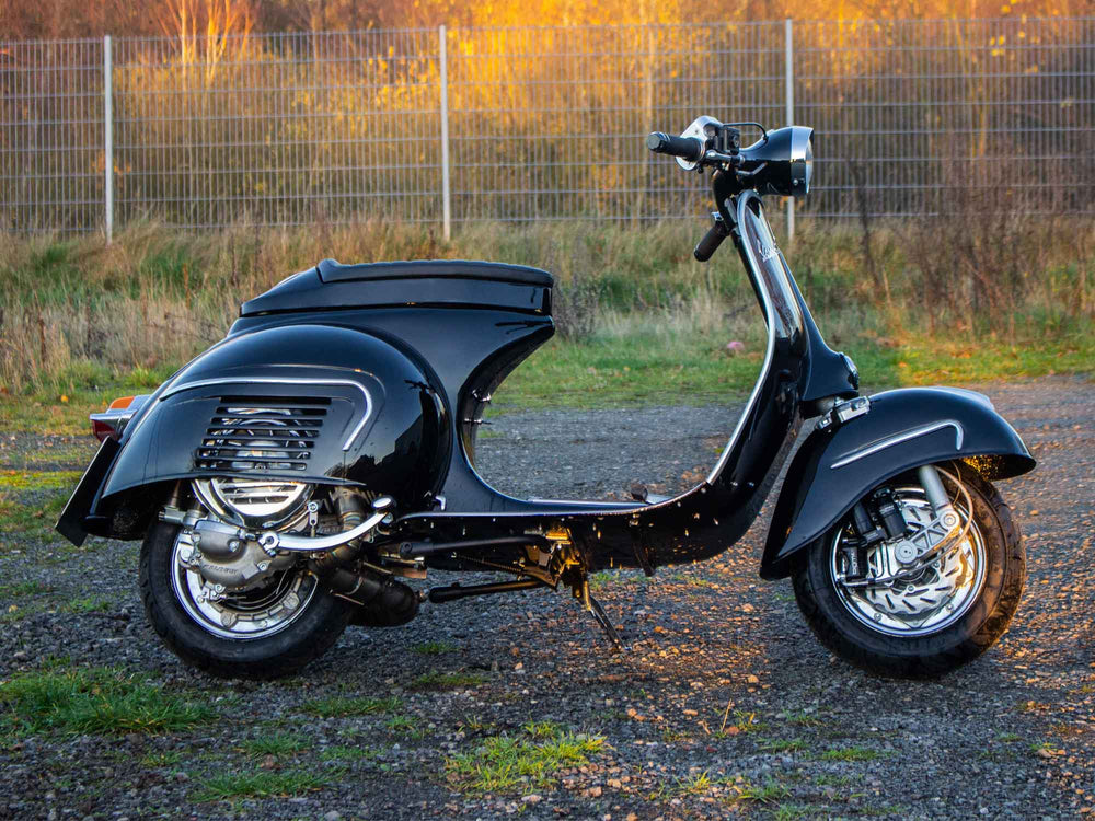 Custom Vespa Umbau GS4 mit Quattrini 244ccm Motor in Ferrari Nero Daytona Schwarz Metallic