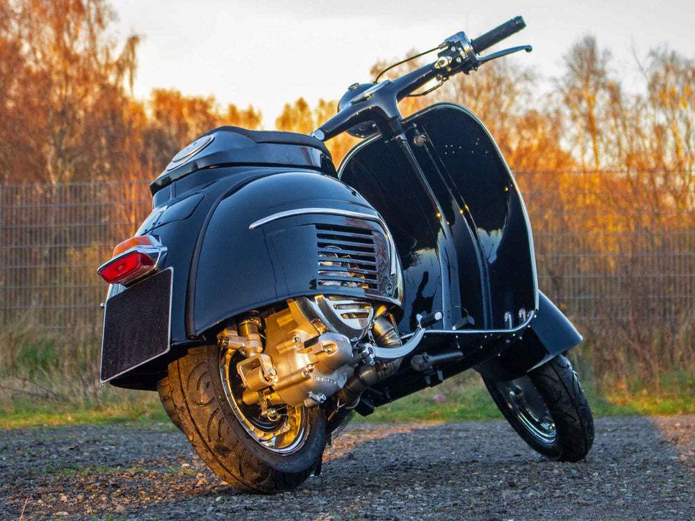 Custom Vespa Umbau GS4 mit Quattrini 244ccm Motor in Ferrari Nero Daytona Schwarz Metallic