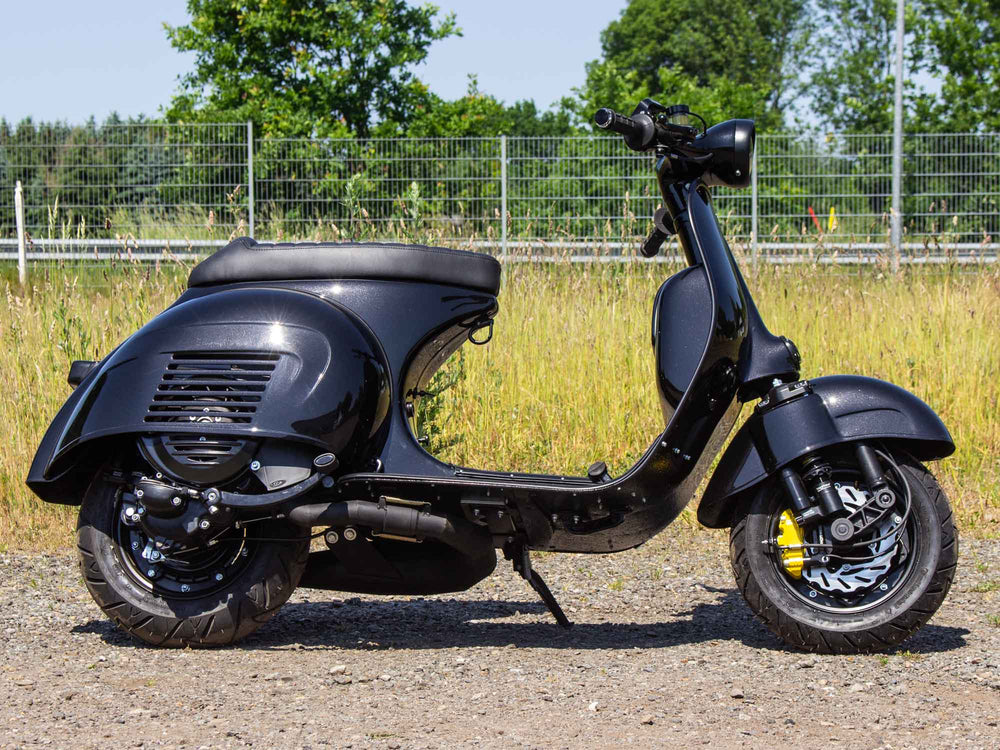 Custom Vespa GS 125ccm mit Scheibenbremse in Ferrari Nero Daytona Schwarz Metallic 