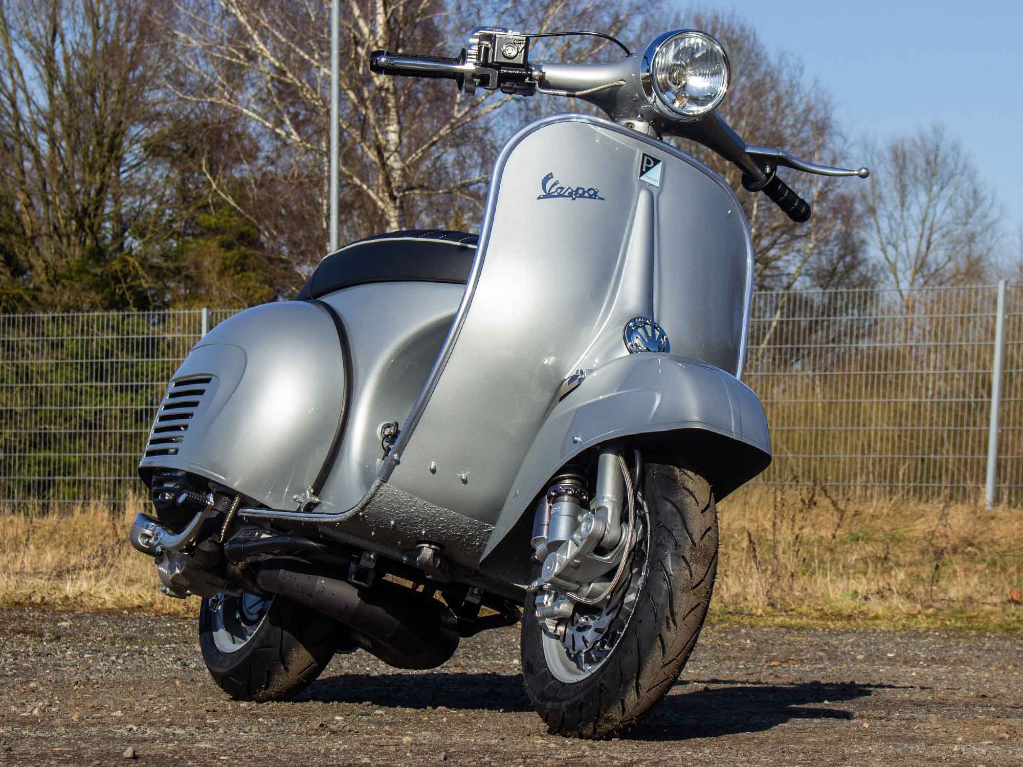 Custom Vespa Umbau mit 244ccm Motor und Scheibenbremse in Mercedes Silbergrau Metallic 180