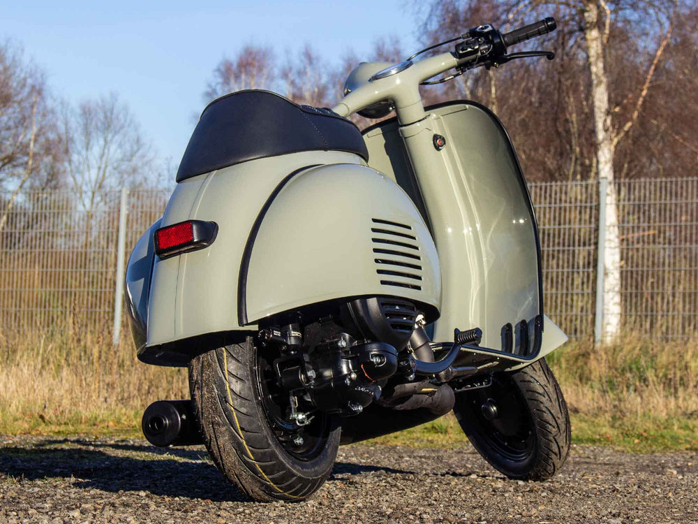 Custom Vespa Umbau mit Malossi 221ccm Motor und Scheibenbremse in Betongrau
