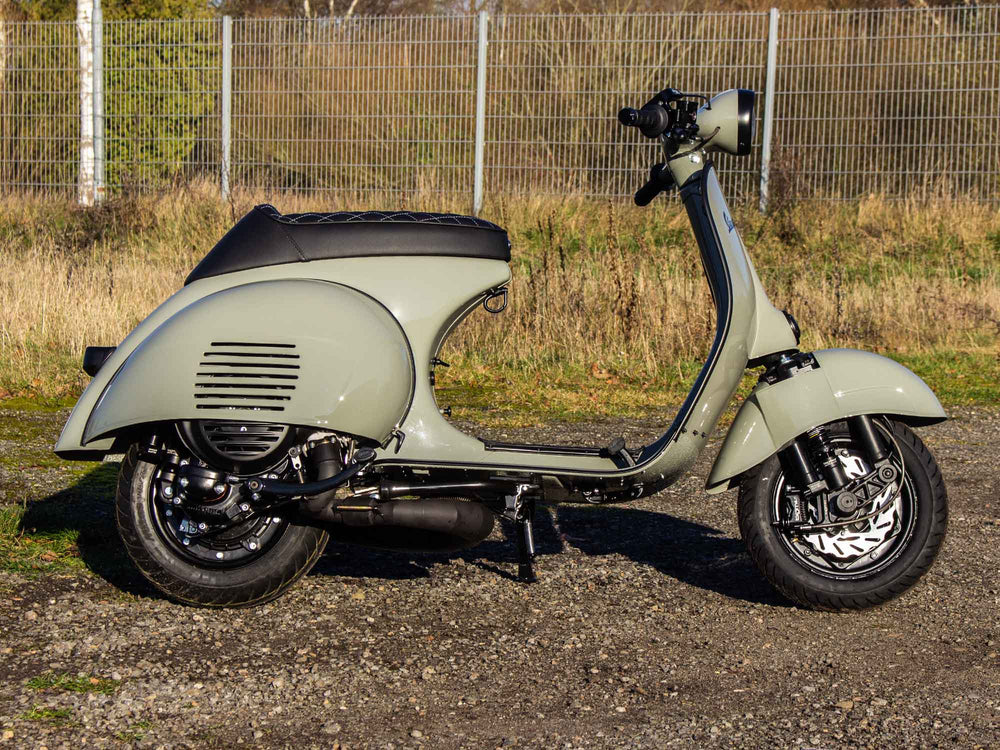 Custom Vespa Umbau mit Malossi 221ccm Motor und Scheibenbremse in Betongrau