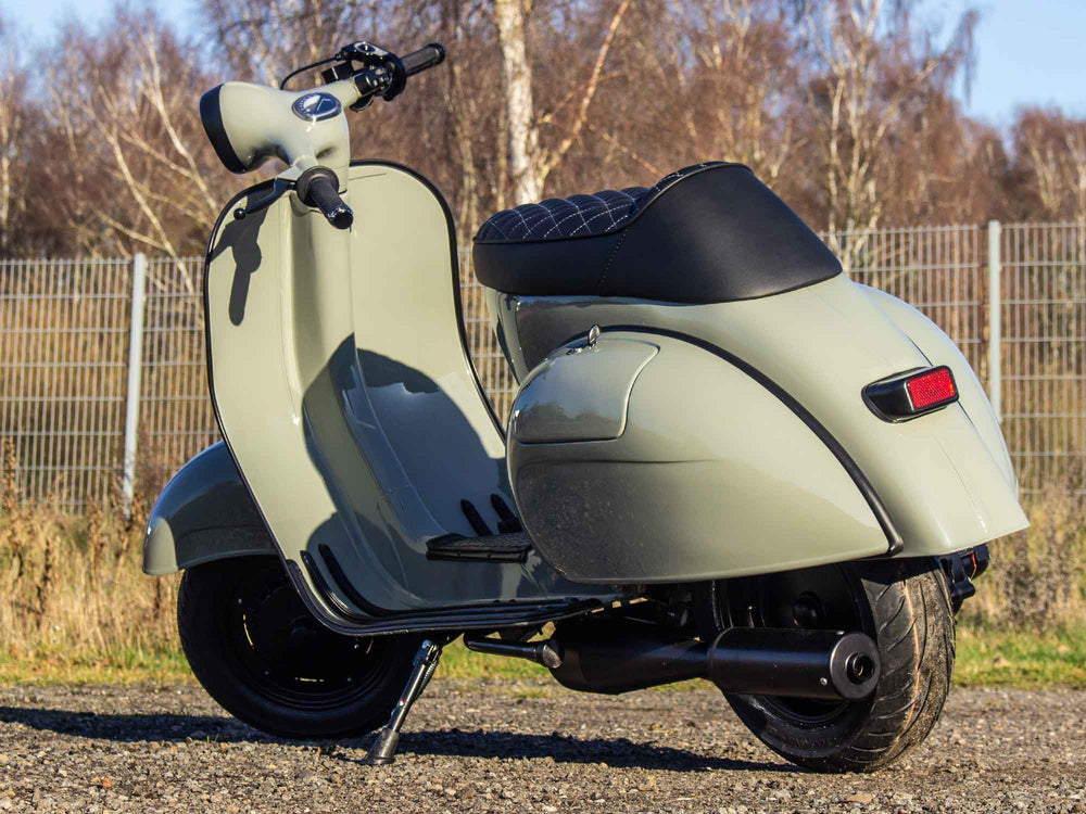 Custom Vespa Umbau mit Malossi 221ccm Motor und Scheibenbremse in Betongrau