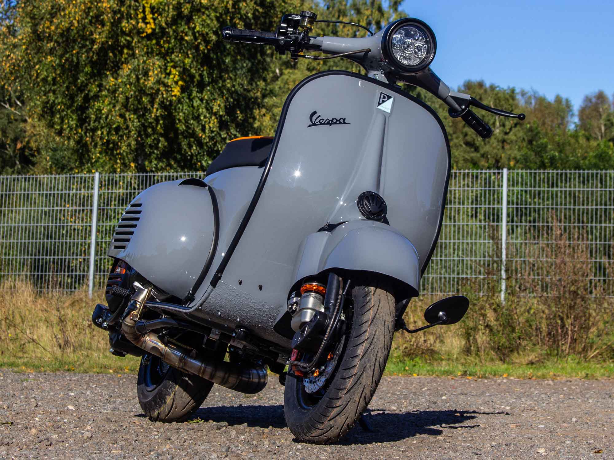 Custom Vespa Umbau mit Acma Seitenhauben und Quattrini 44ccm Motor in Audi Nardo Grau