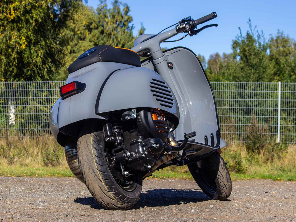Custom Vespa Umbau mit Acma Seitenhauben und Quattrini 44ccm Motor in Audi Nardo Grau
