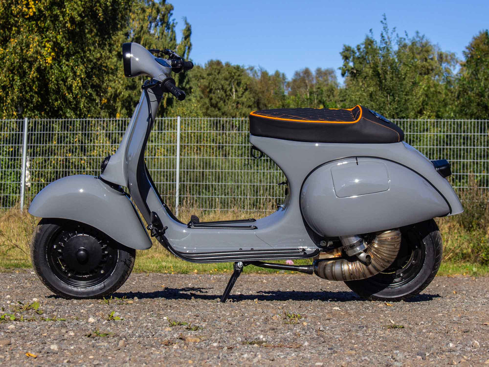 Custom Vespa Umbau mit Acma Seitenhauben und Quattrini 44ccm Motor in Audi Nardo Grau