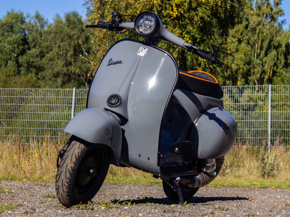 Custom Vespa Umbau mit Acma Seitenhauben und Quattrini 44ccm Motor in Audi Nardo Grau