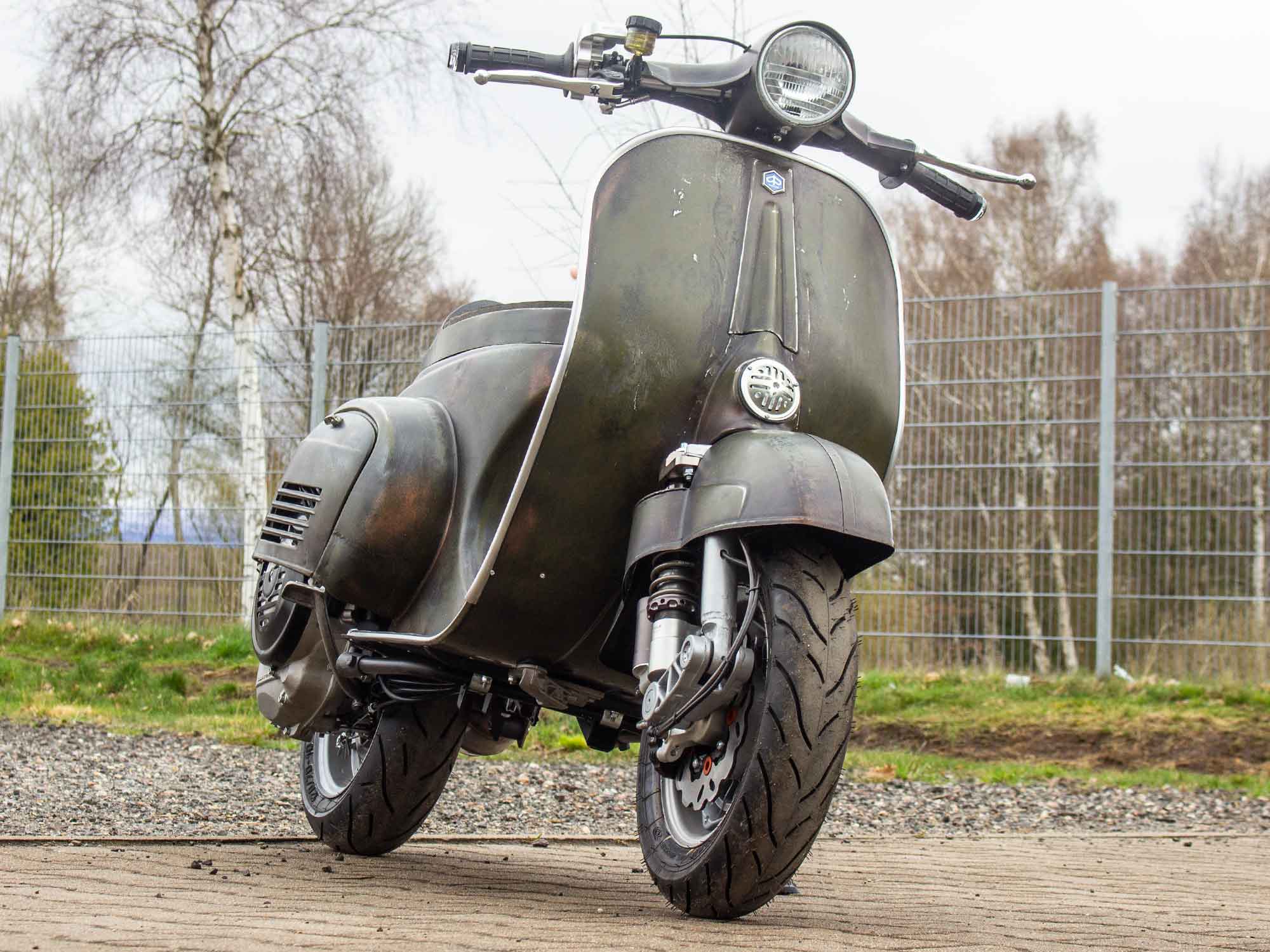 Custom Vespa Umbau Quattrini 200ccm Rawstyle mit Scheibenbremse und Rennauspuff
