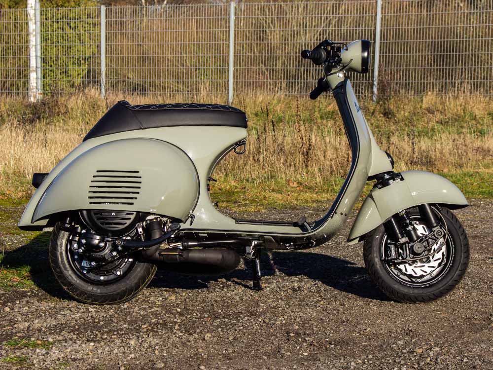 Custom Vespa Umbau mit Malossi 221ccm Motor und Scheibenbremse in Betongrau