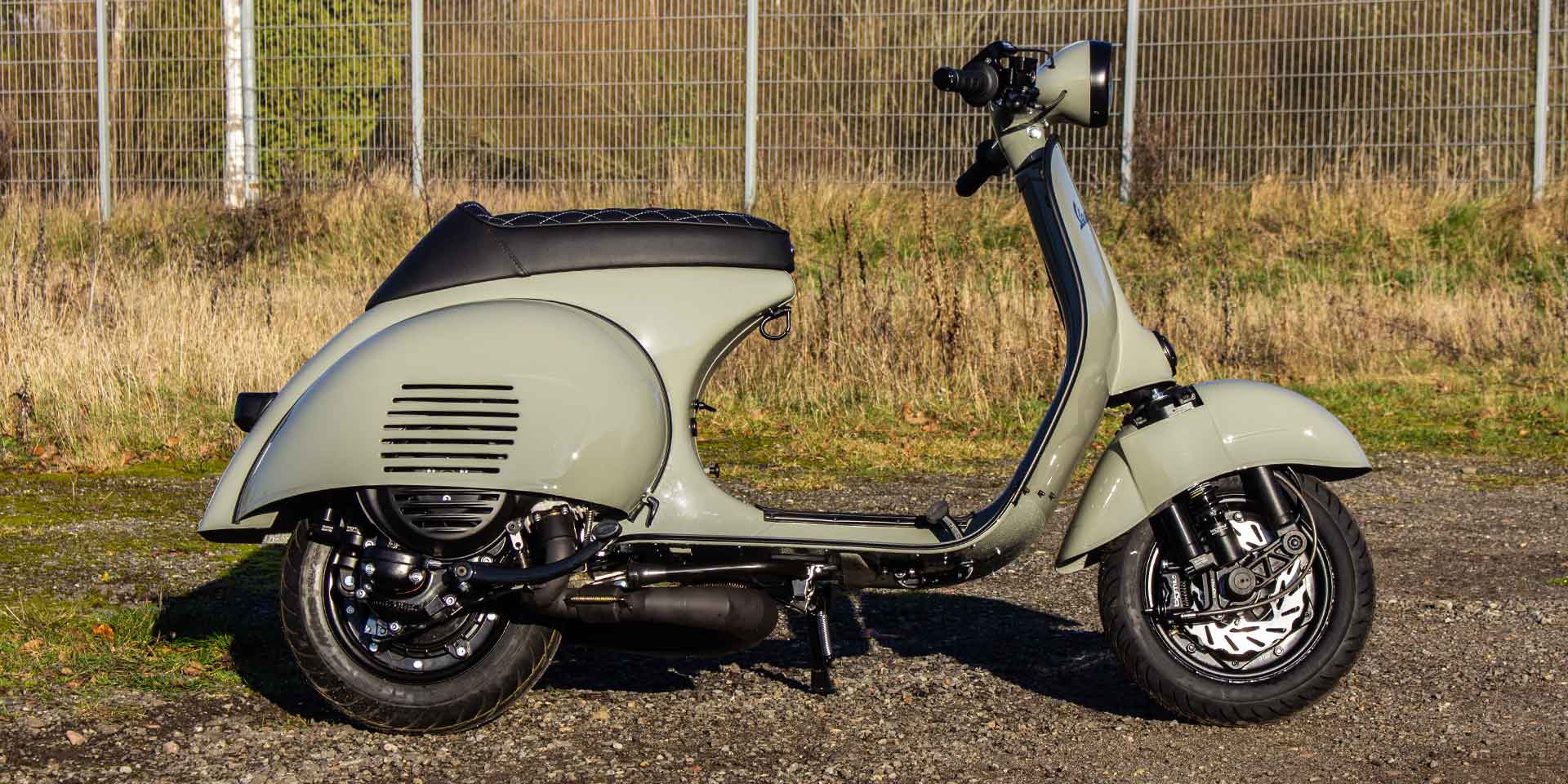 Custom Vespa Umbau mit Malossi 221ccm Motor und Scheibenbremse in Betongrau