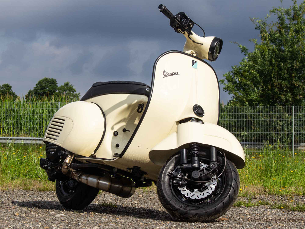 Custom Vespa VNB 244ccm mit Scheibenbremse und LED-Scheinwerfer in Piaggio Avorio 909 