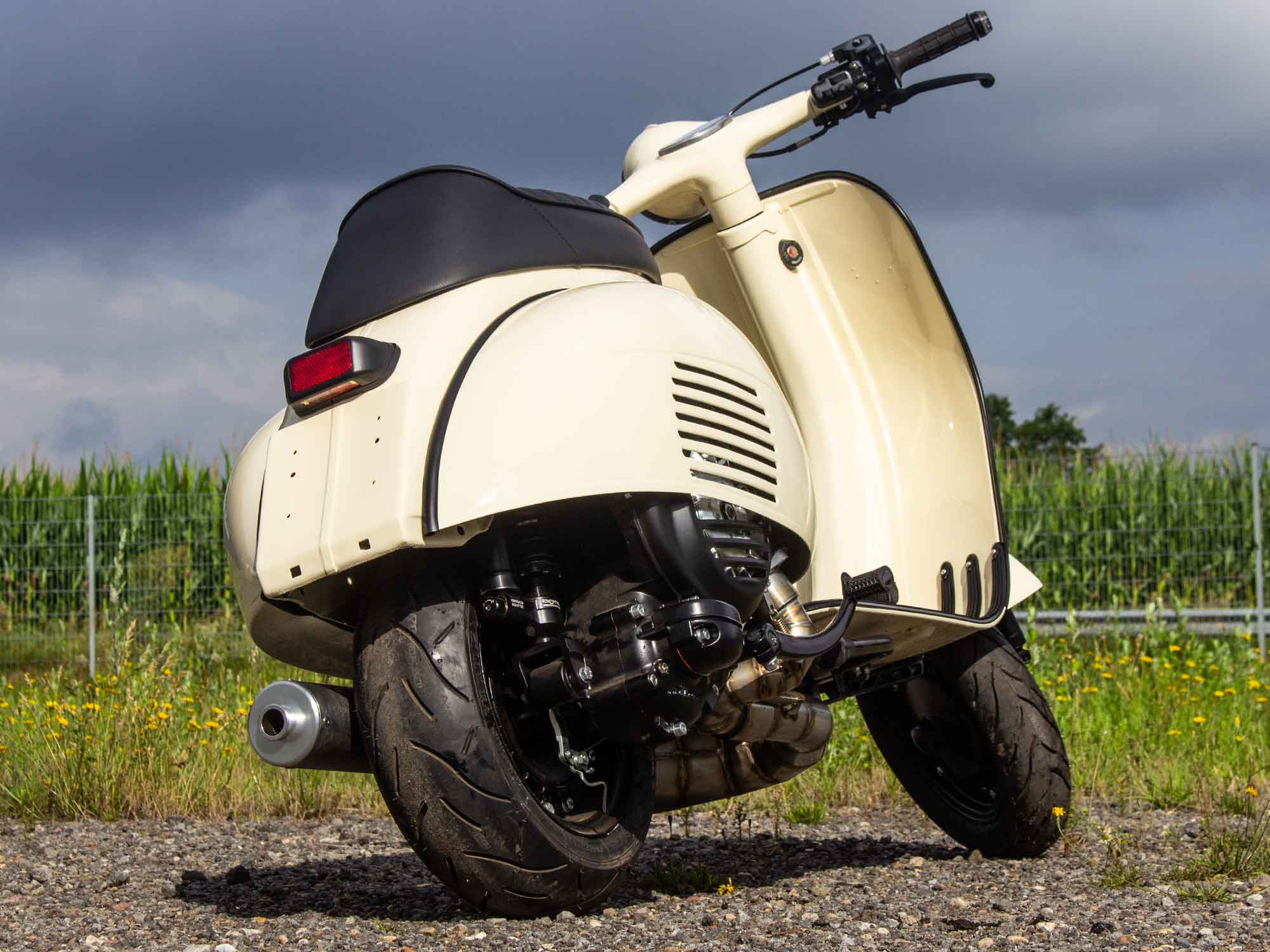 Custom Vespa VNB 244ccm mit Scheibenbremse und LED-Scheinwerfer in Piaggio Avorio 909 
