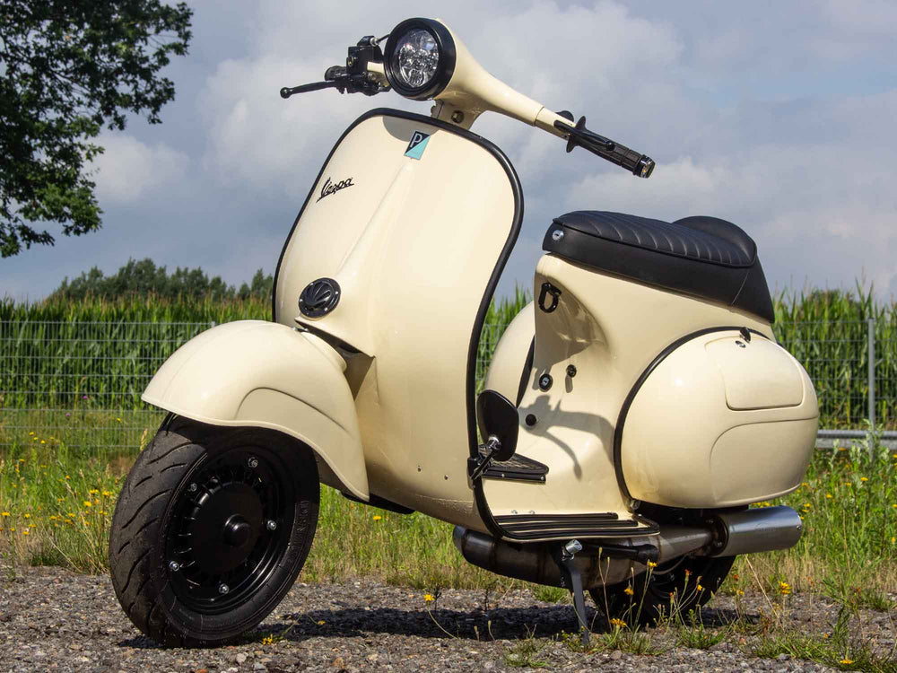 Custom Vespa VNB 244ccm mit Scheibenbremse und LED-Scheinwerfer in Piaggio Avorio 909 