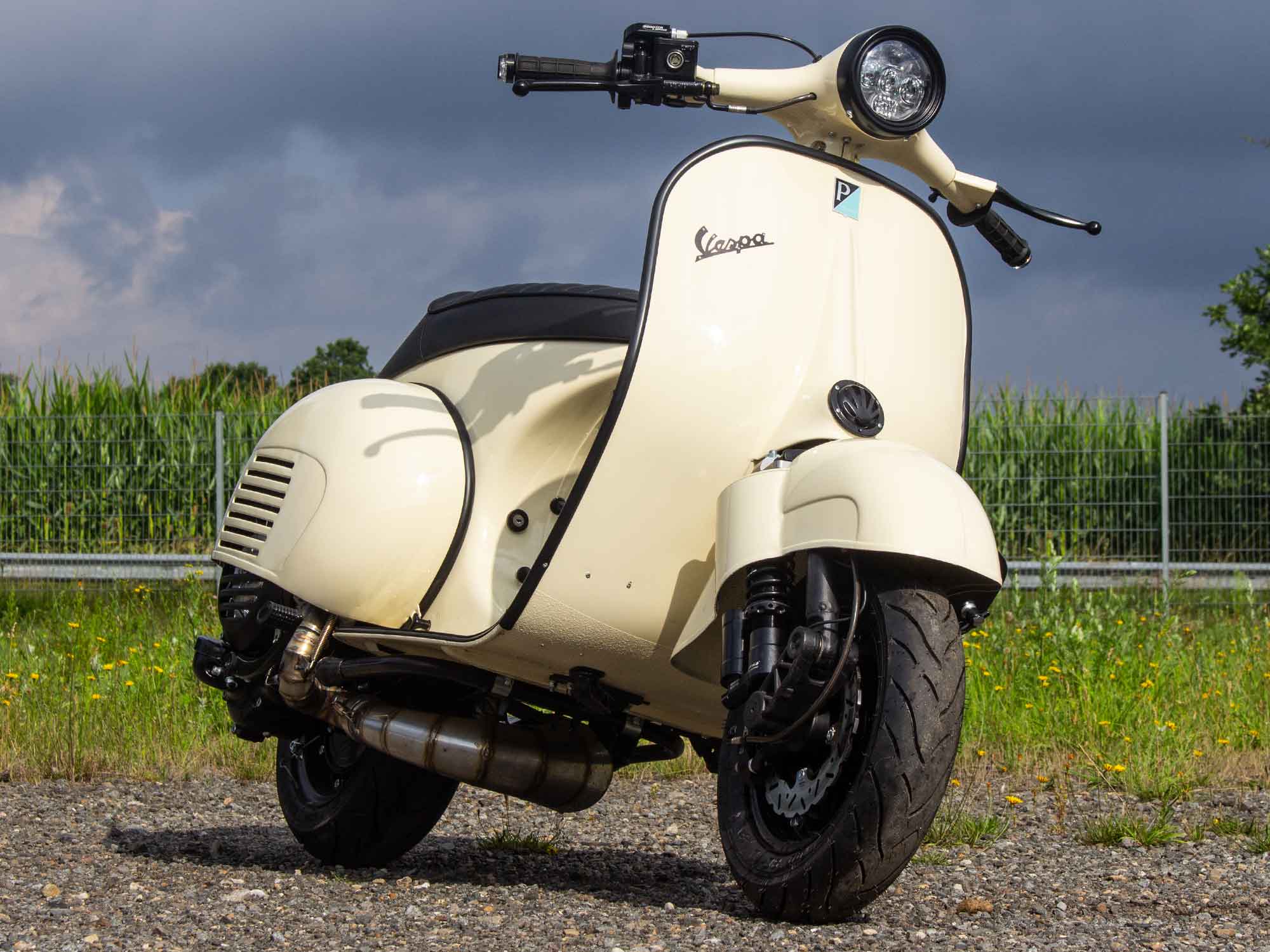Custom Vespa VNB 244ccm mit Scheibenbremse und LED-Scheinwerfer in Piaggio Avorio 909 