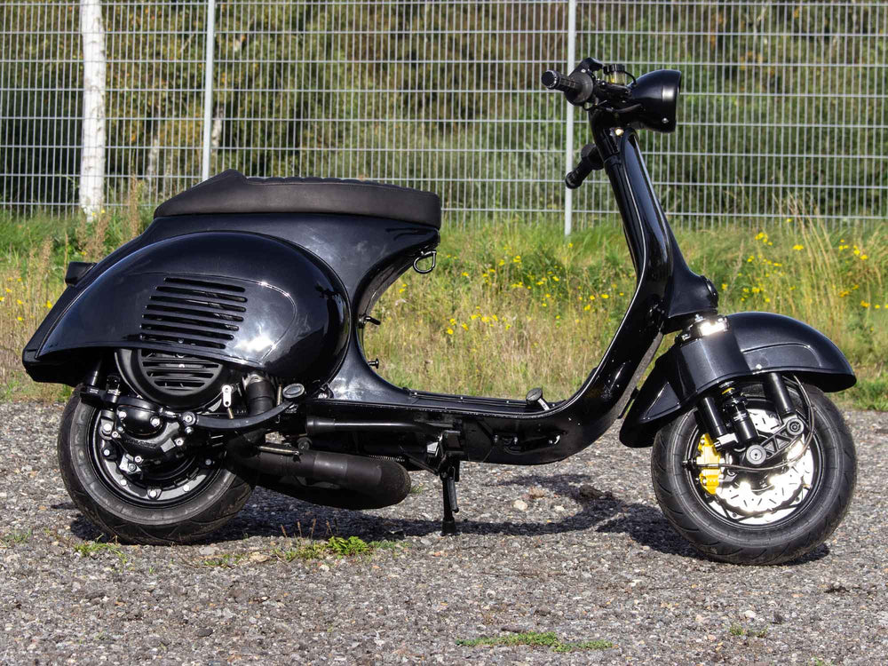 Custom Vespa Umbau VNB 244 in Ferrari Nero Daytona Schwarz Metallic 