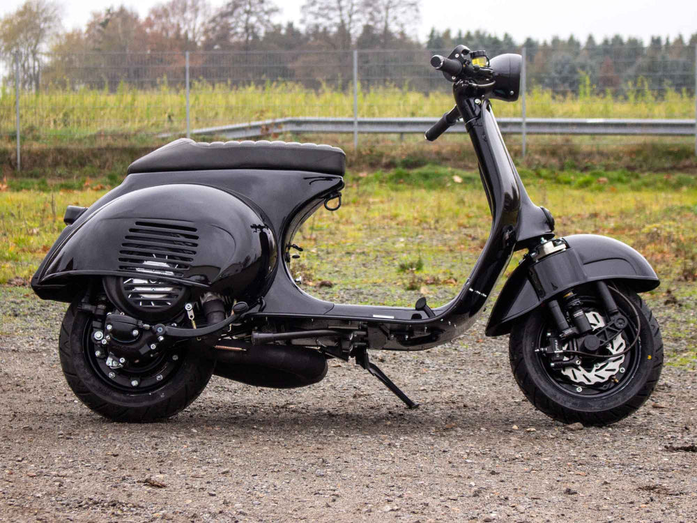 Custom Vespa Umbau VNB 244ccm mit Scheibenbremse in Ferrari Nero Daytona Schwarz Metallic 