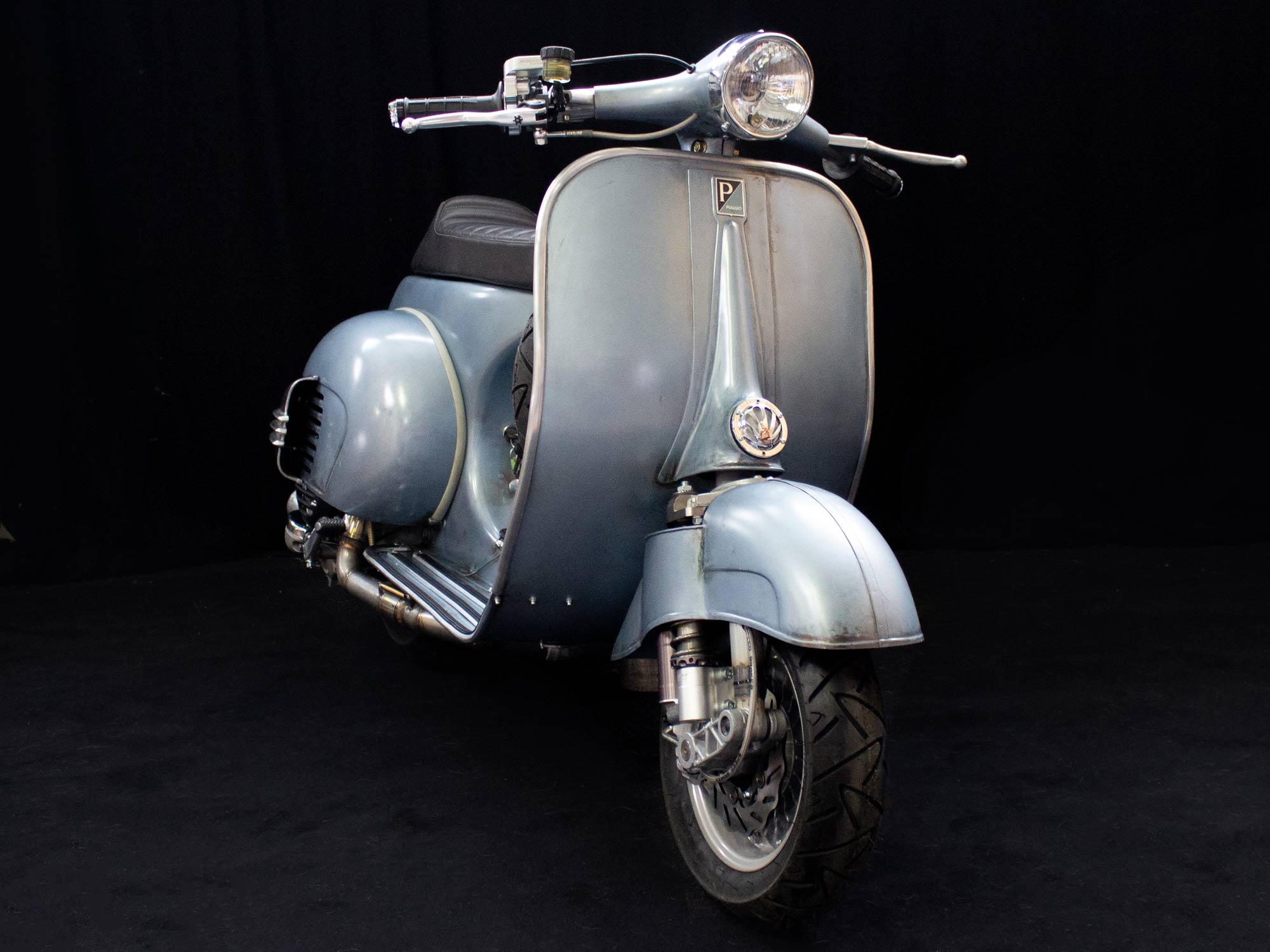 Custom Vespa Umbau VNB 244ccm mit Scheibenbremse in Piaggio Azzurro Metallizzato 114 Rawstyle Clean