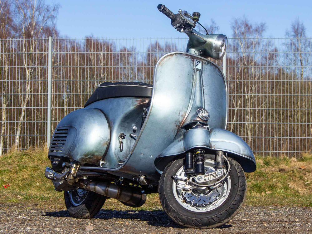 Custom Vespa Umbau VNB 244 mit Scheibenbremse in Piaggio Azzurro Metallizzato 114 Rawstyle 
