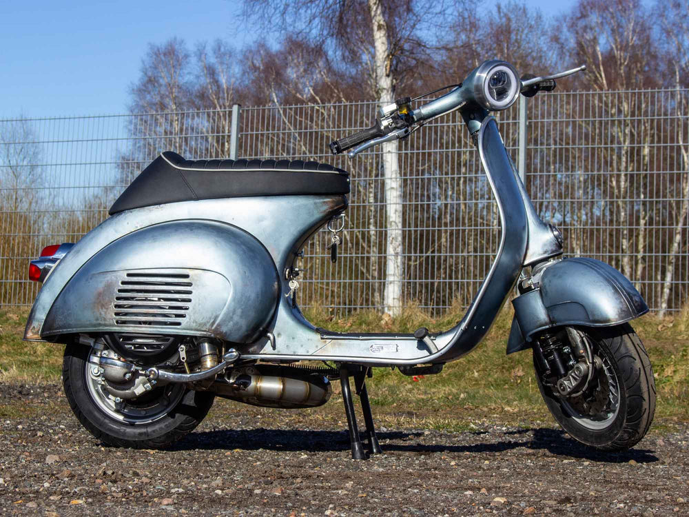 Custom Vespa Umbau VNB 244 mit Scheibenbremse in Piaggio Azzurro Metallizzato 114 Rawstyle 