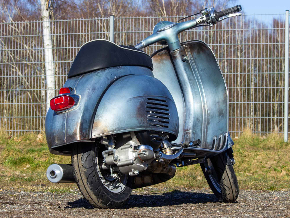 Custom Vespa Umbau VNB 244 mit Scheibenbremse in Piaggio Azzurro Metallizzato 114 Rawstyle 