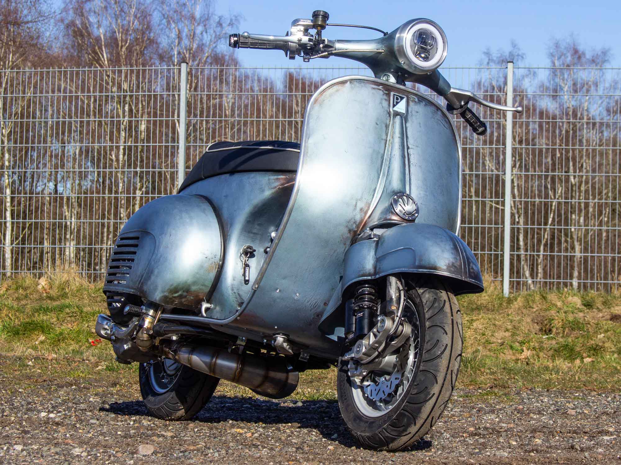 Custom Vespa Umbau VNB 244 mit Scheibenbremse in Piaggio Azzurro Metallizzato 114 Rawstyle 