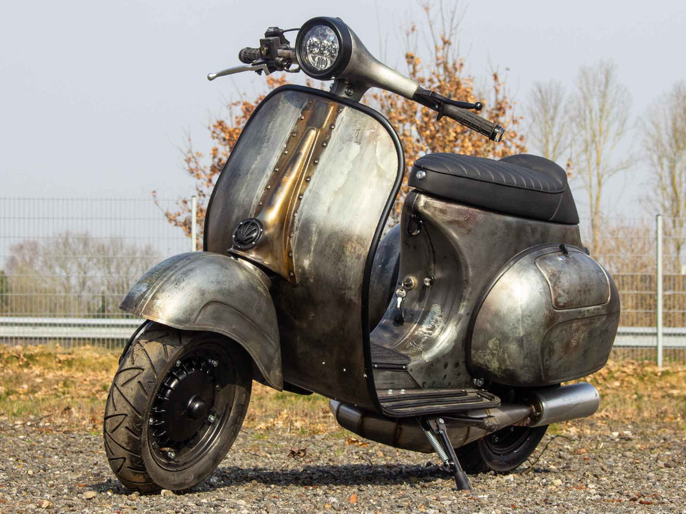 Custom Vespa Umbau VNB 244 mit Scheibenbremse und Rennauspuff im Raw Metal Style 