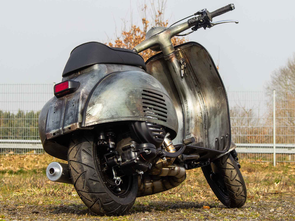 Custom Vespa Umbau VNB 244 mit Scheibenbremse und Rennauspuff im Raw Metal Style 