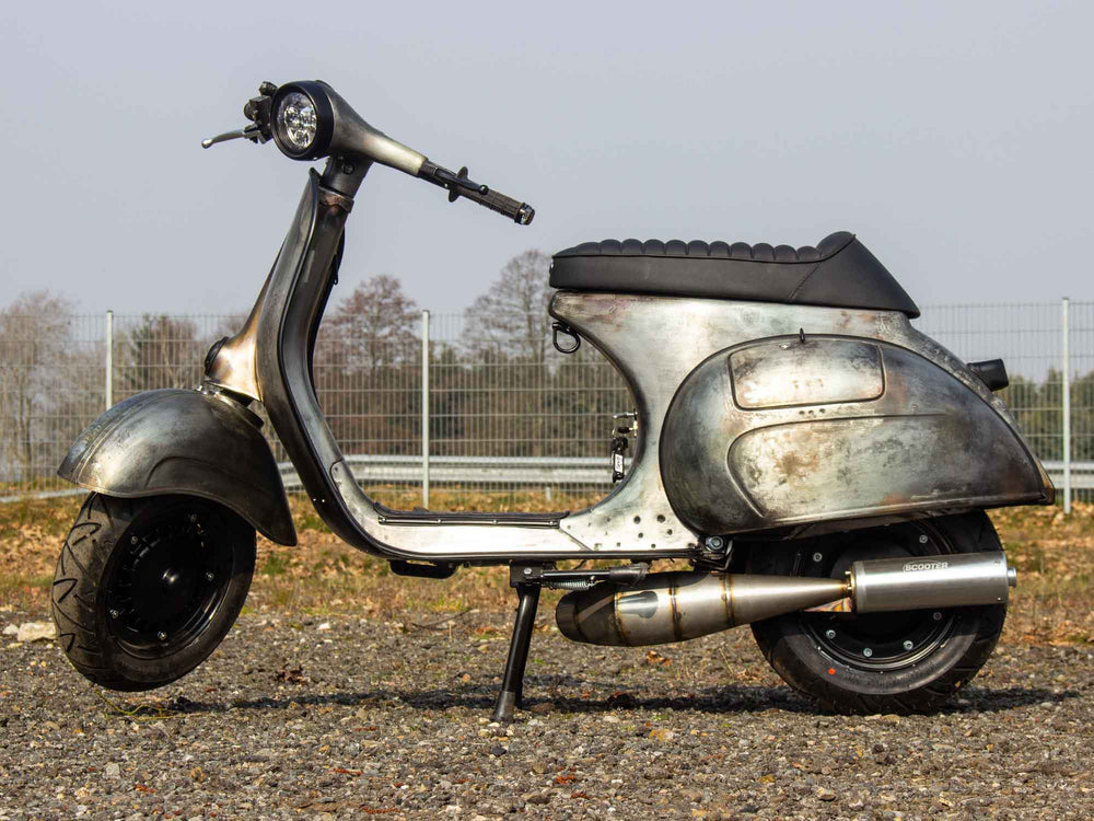 Custom Vespa Umbau VNB 244 mit Scheibenbremse und Rennauspuff im Raw Metal Style 
