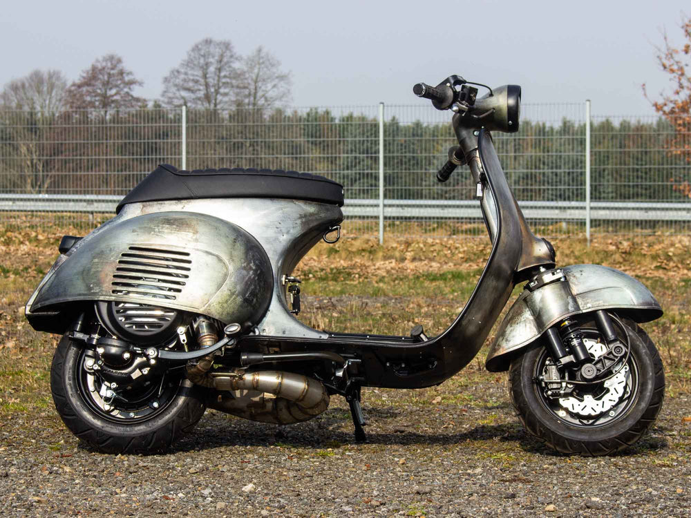 Custom Vespa Umbau VNB 244 mit Scheibenbremse und Rennauspuff im Raw Metal Style 