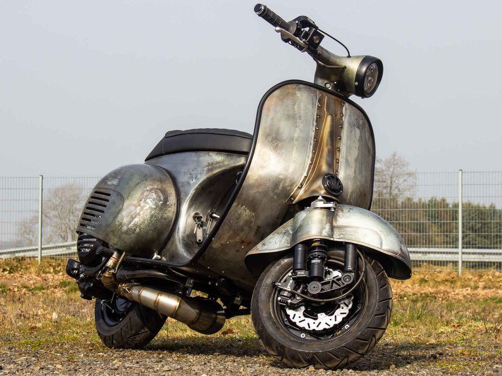 Custom Vespa Umbau VNB 244 mit Scheibenbremse und Rennauspuff im Raw Metal Style 