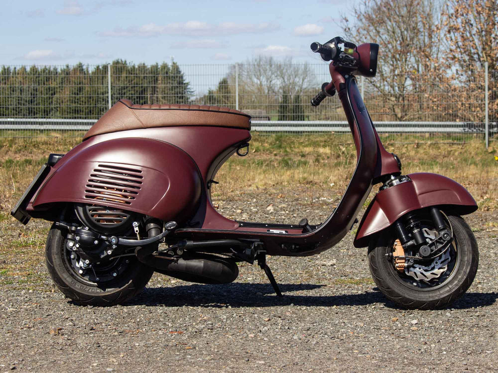 Custom Vespa VNB 244ccm in Schwarzrot mit LED-Scheinwerfer und Scheibenbremse