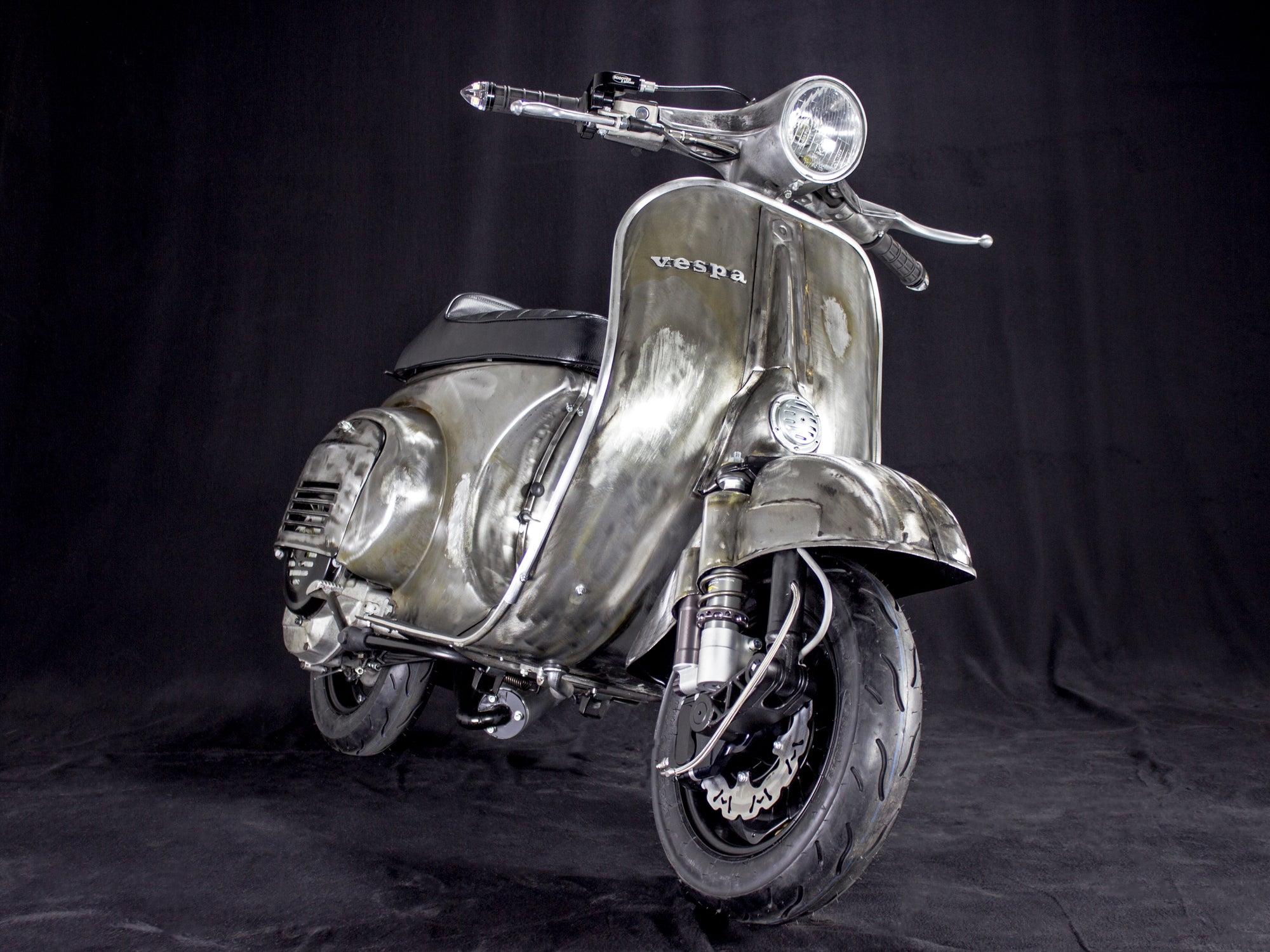 Custom Vespa Umbau V50 mit 153ccm Motor und Scheibenbremse Rawstyle