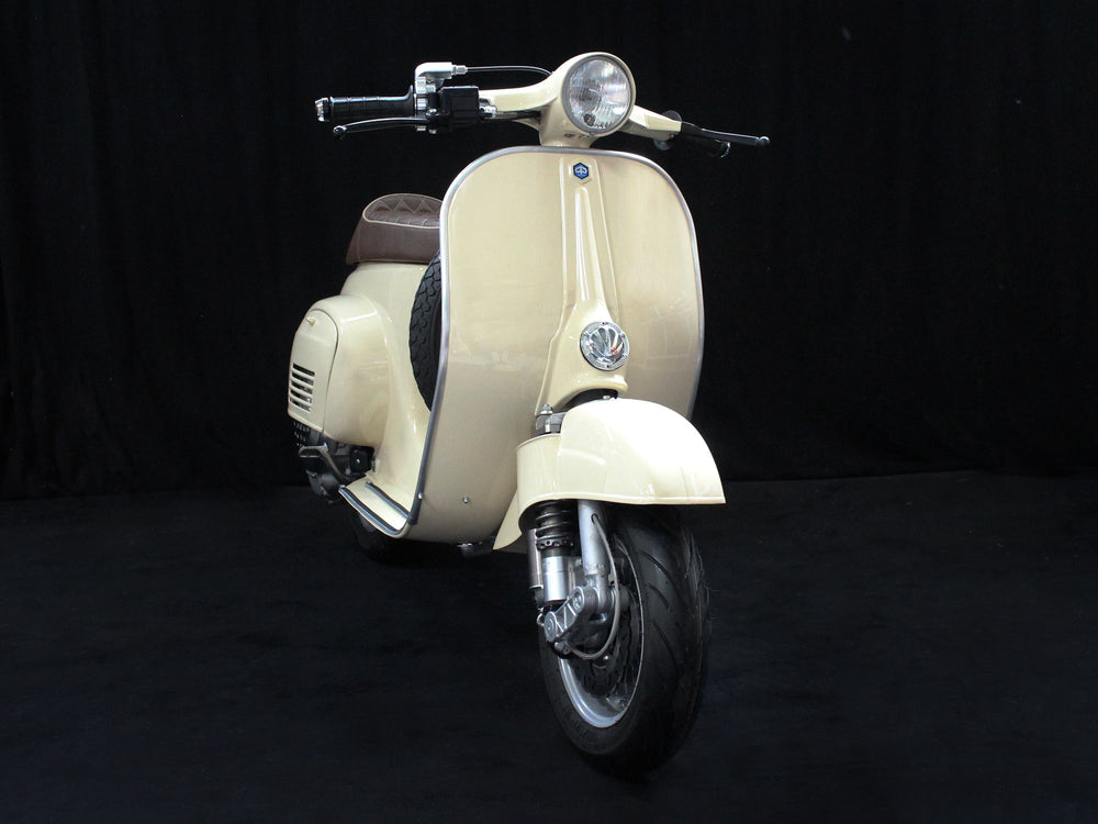 Custom Vespa Umbau V50 mit Scheibenbremse in Piaggio Avorio 909