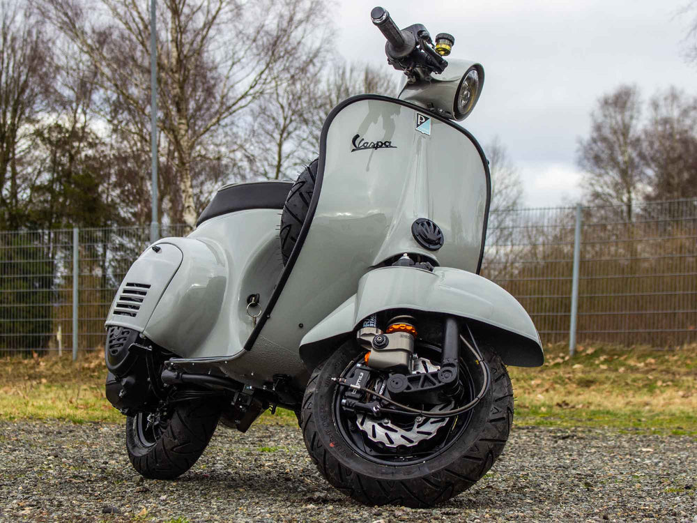 Custom Vespa V50 mit 200ccm-Motor und Scheibenbremse in Porsche Kreide