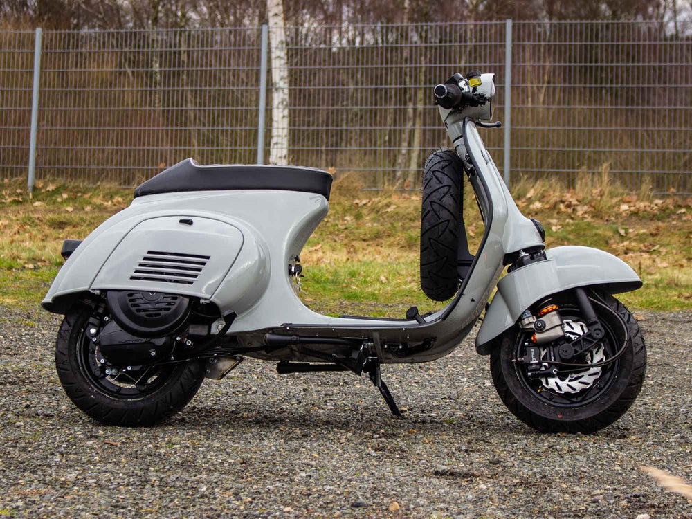 Custom Vespa V50 mit 200ccm-Motor und Scheibenbremse in Porsche Kreide