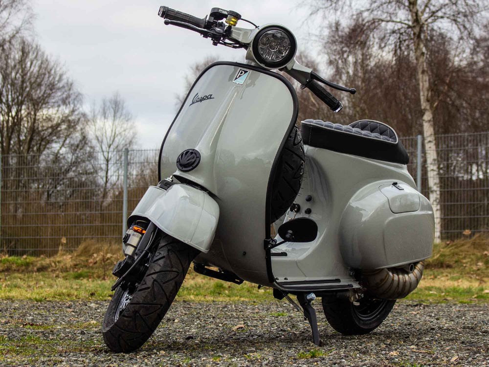 Custom Vespa V50 mit 200ccm-Motor und Scheibenbremse in Porsche Kreide