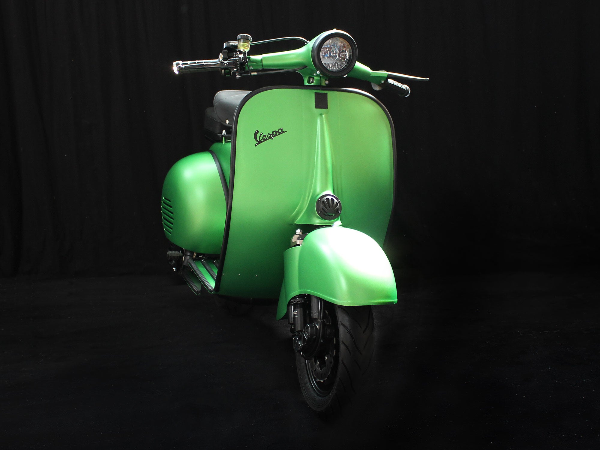Custom Vespa Umbau V 125 mit Quattrini 244ccm Motor und Scheibenbremse in AMG Giftgrün Scooter & Service