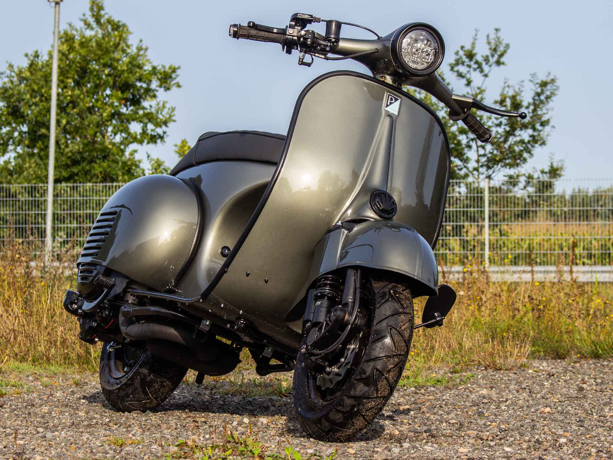 Custom Vespa Umbau VBB 125 mit Scheibenbremse in Porsche Felsengrün