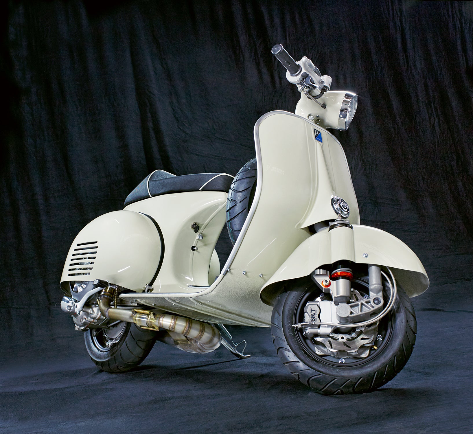 Custom Vespa Tuning VBB221 mit Scheibenbremse und Sitzbanktank in Kieselgrau