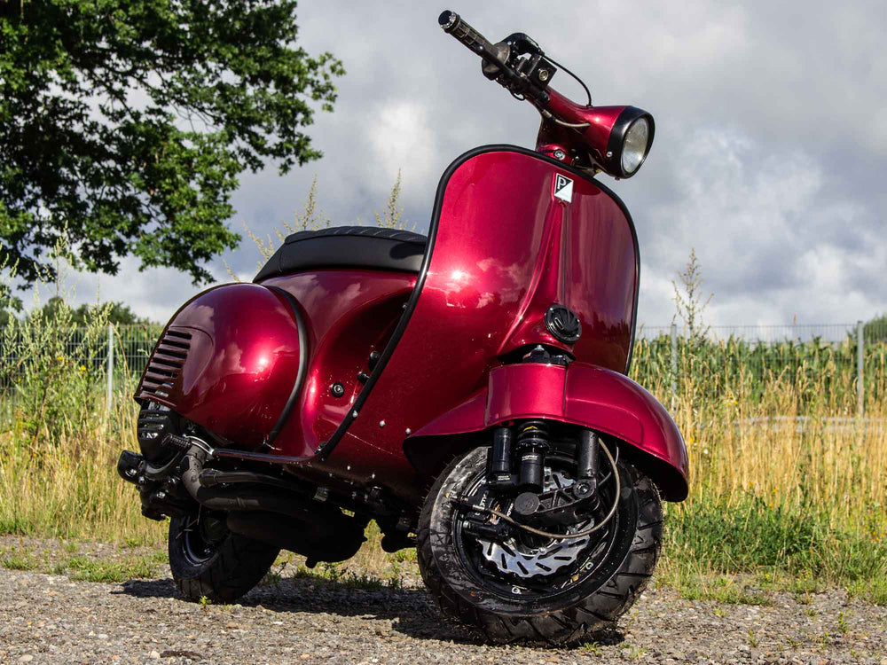 Custom Vespa Conversion VNB 221 mit Quattrini Zylinder und Scheibenbremse in Porsche Arena Red