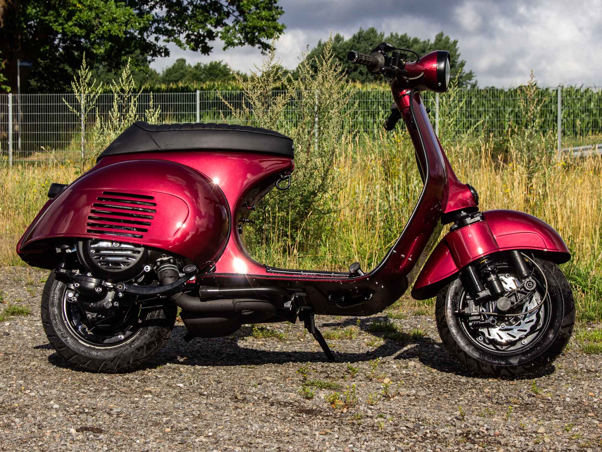 Custom Vespa Conversion VNB 221 mit Quattrini Zylinder und Scheibenbremse in Porsche Arena Red