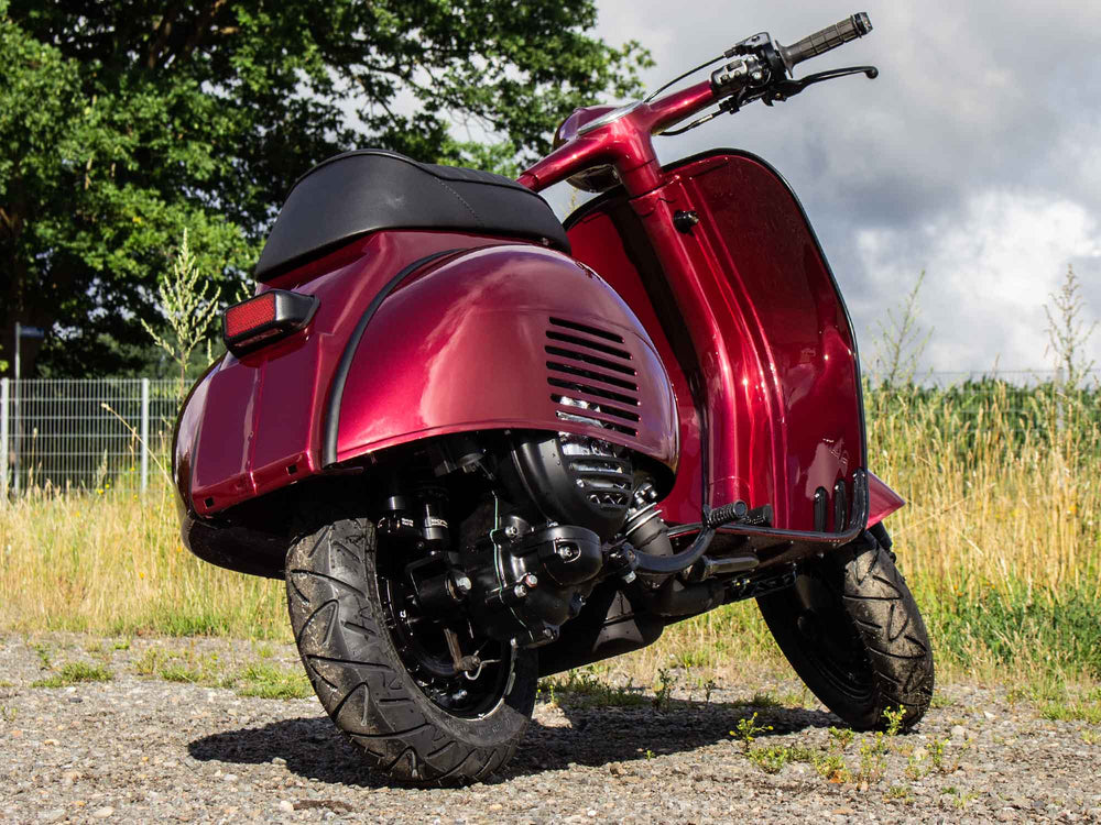 Custom Vespa Conversion VNB 221 mit Quattrini Zylinder und Scheibenbremse in Porsche Arena Red