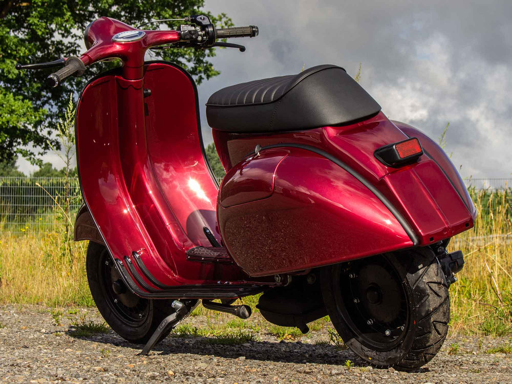 Custom Vespa Conversion VNB 221 mit Quattrini Zylinder und Scheibenbremse in Porsche Arena Red