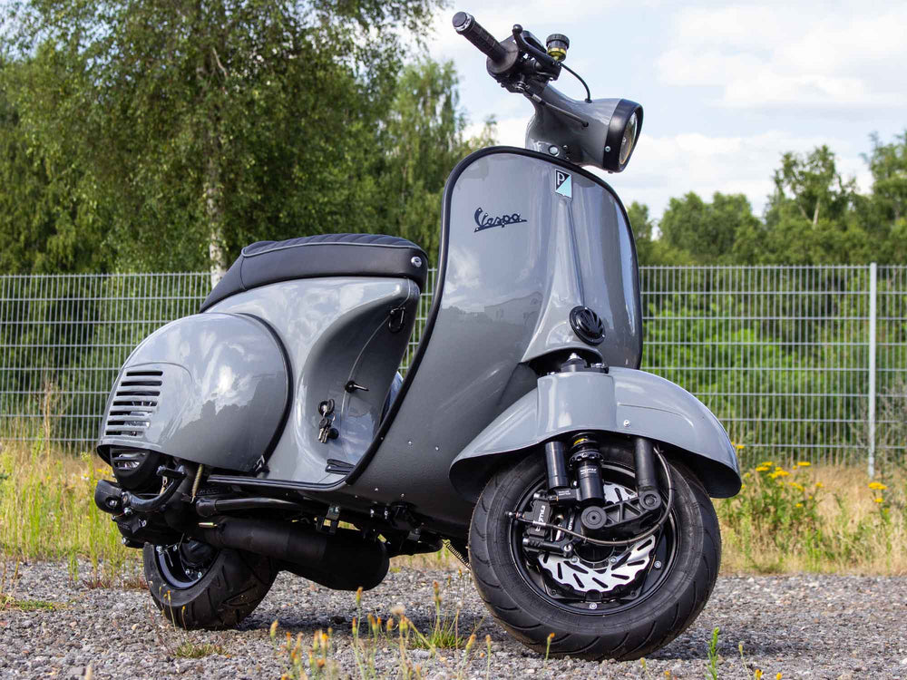 Custom Vespa VNB 244 mit 244ccm Motor und Scheibenbremse in Audi Nardo Grau