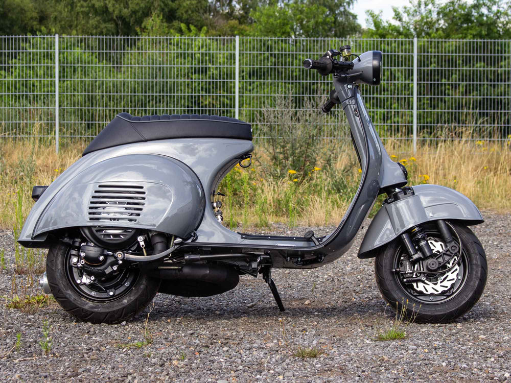 Custom Vespa VNB 244 mit 244ccm Motor und Scheibenbremse in Audi Nardo Grau