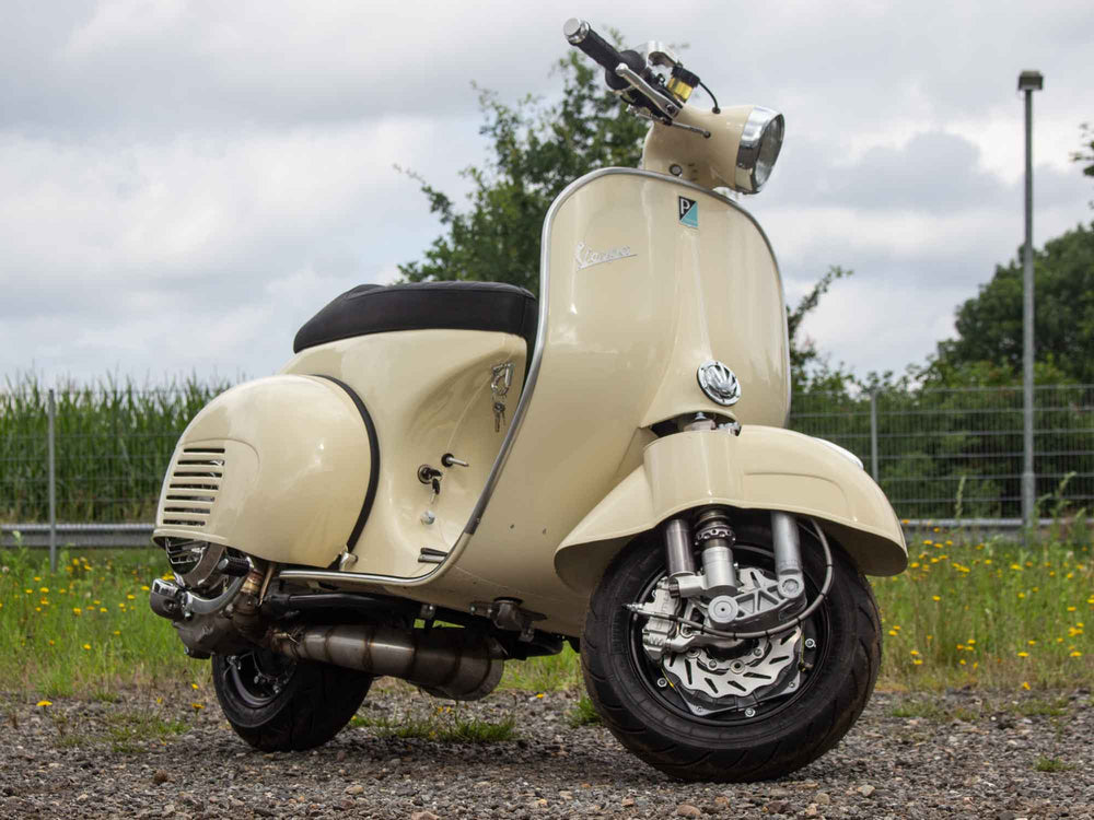 Custom Vespa VNB 244ccm mit Scheibenbremse und Rennauspuff in Piaggio Avorio 909 