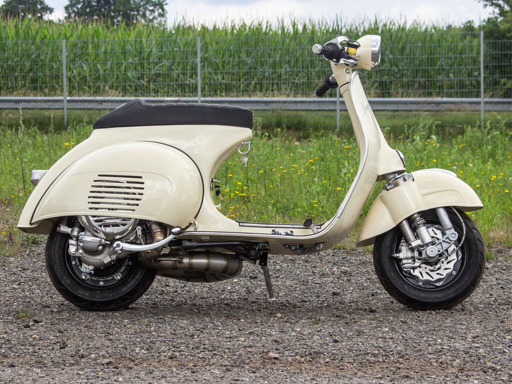 Custom Vespa VNB 244ccm mit Scheibenbremse und Rennauspuff in Piaggio Avorio 909 