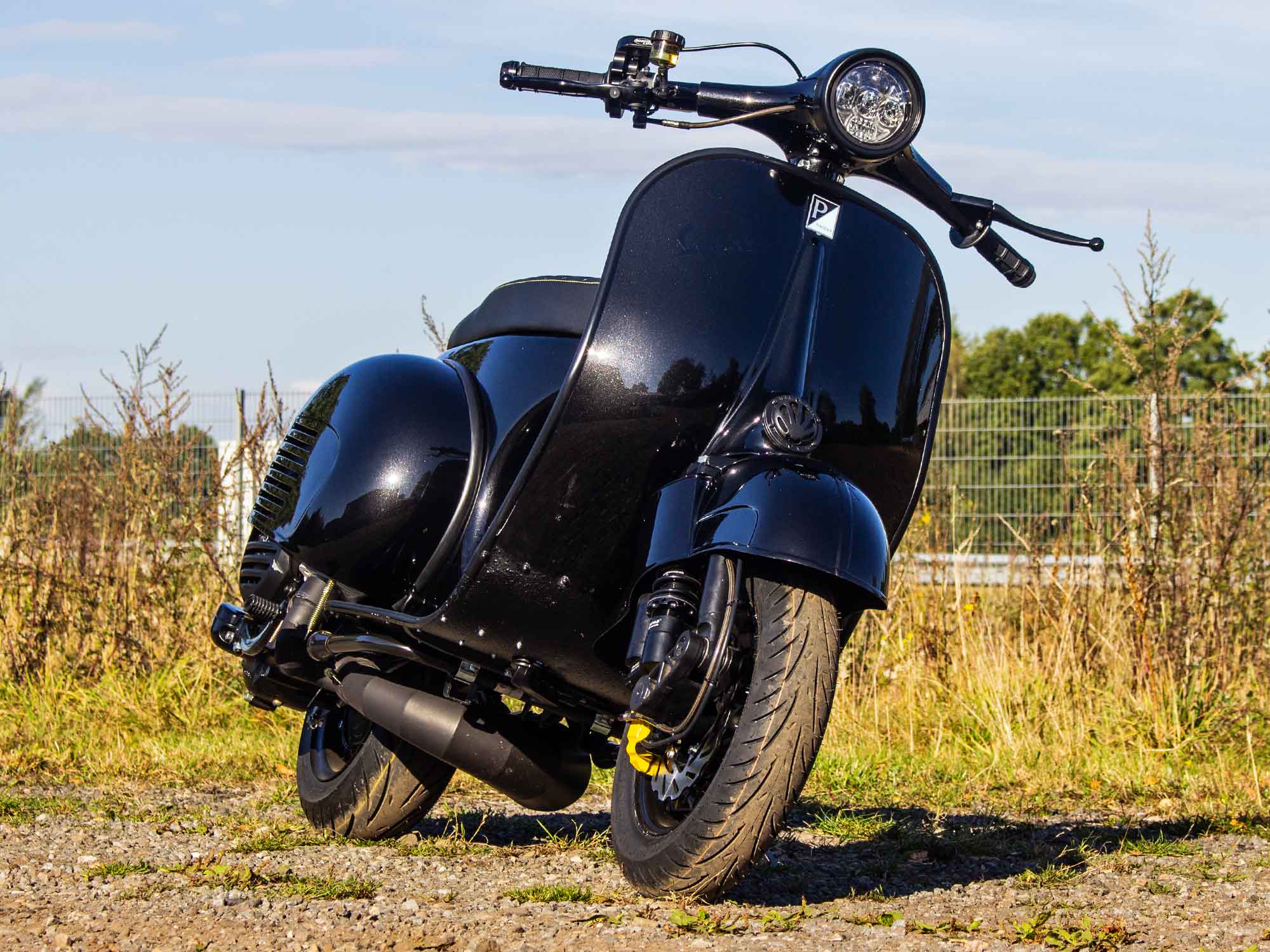 Custom Vespa Umbau PX-VNB mit 244ccm Motor in Ferrari Nero Daytona Schwarz