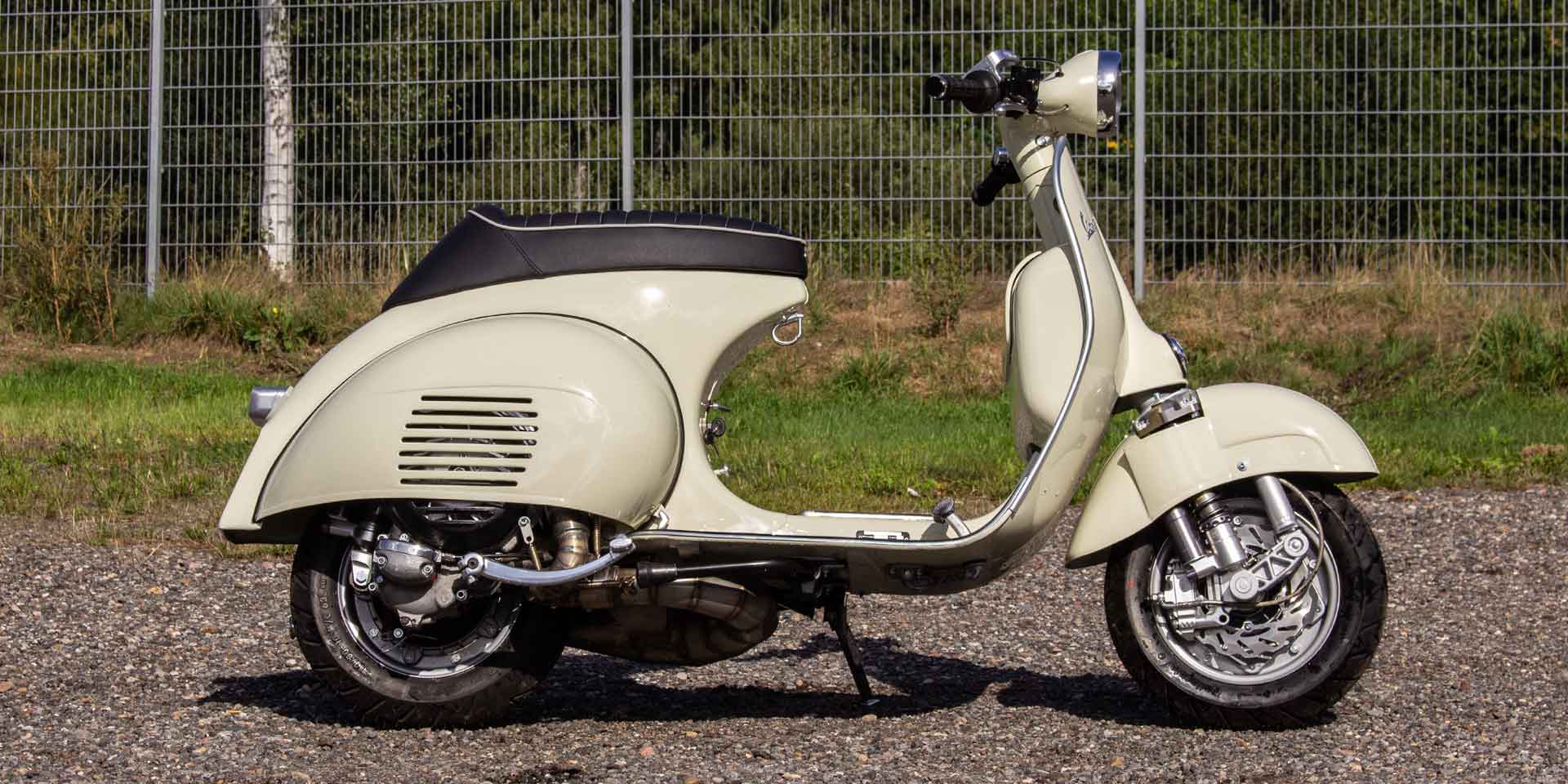Custom Vespa VNB 244 in Piaggio Avorio 909