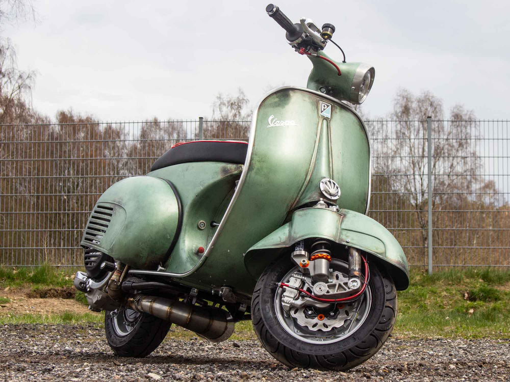 Custom Vespa VNB 244 mit Rennauspuff und Scheibenbremse in Piaggio Verde 6002 Rawstyle